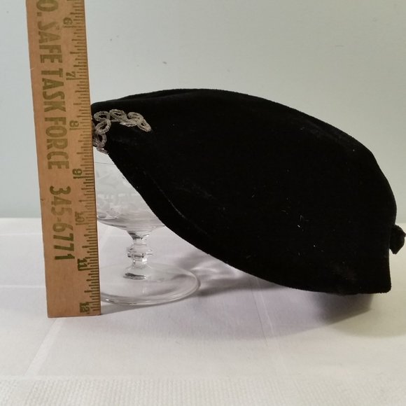 Vintage Black Velvet Hat from the 1940s - Picture 4 of 13